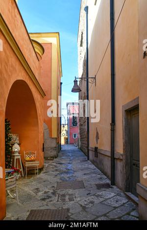 Une rue étroite à Pozzuoli, une ville face à la mer près de Naples, en Italie. Banque D'Images