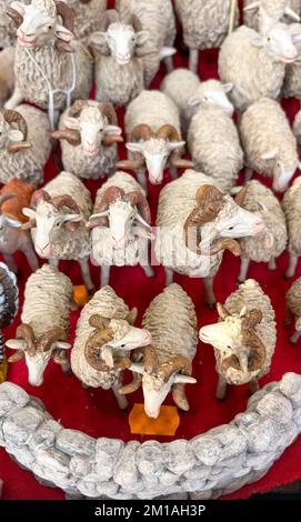 Groupe de figurines de brebis pour la scène de la nativité de Noël à vendre dans les étals Banque D'Images