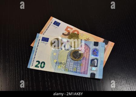 Euros sur fond noir, billets et pièces Banque D'Images