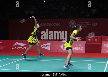 Bangkok, Thaïlande. 11th décembre 2022. Benyapa Aimsaard (R) et Nuntakarn Aimsaard (L) de Thaïlande jouent contre Chen Qing Chen et Jia Yi Fan de Chine lors du double match de finale des femmes de badminton dans les finales du World Tour HSBC BWF 2022 au stade Nimibutr. Chen Qing Chen et Jia Yi Fan de Chine ont remporté Benyapa Aimsaard et Nuntakarn Aimsaard 2-0 (21-13, 21-14). Crédit : SOPA Images Limited/Alamy Live News Banque D'Images