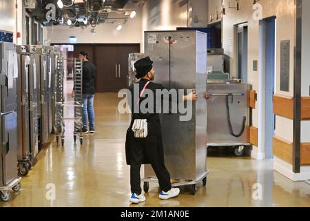 Doha, Katar. 08th décembre 2022. Travailleur, aide à la cuisine dans une cuisine de cantine, déplace les chauffe-aliments, les chariots de transport, les conteneurs avec les aliments préparés. Cantine. Coupe du monde de football 2022 au Qatar à partir de 20,11. - 18.12.2022 ? Credit: dpa/Alay Live News Banque D'Images