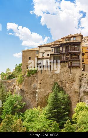 Vue sur les maisons de la Casa Colgadas Hung sur le ravin de la rivière Huécar à Cuenca, en Espagne Banque D'Images