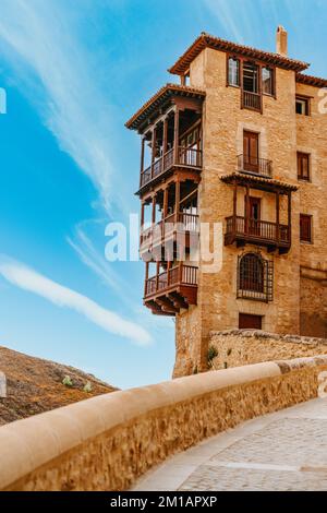 Vue sur les maisons de la Casa Colgadas Hung sur le ravin de la rivière Huécar à Cuenca, en Espagne Banque D'Images