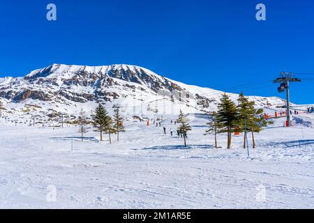 Alpe d'Huez, France - 01.01.2022 : ski, télésièges dans la station de ski alpin par une journée d'hiver. Vacances d'hiver, vacances en famille dans le moun de neige Banque D'Images