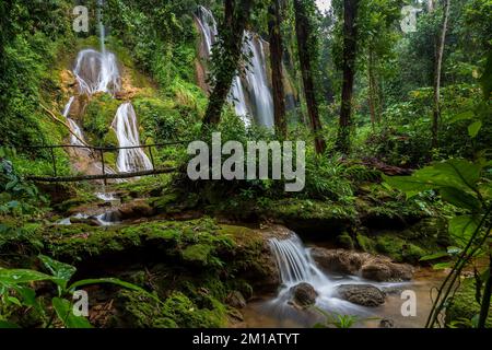 Un paysage de cascades dans le parc naturel des Topes de Collantes Gran Parque à Cuba Banque D'Images