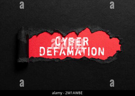 Signe écrit à la main Cyber Defamation. Mot pour calomnie menée par les médias numériques habituellement par Internet Banque D'Images