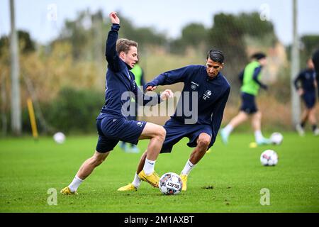 Matisse Samoise de Gand et Ibrahim Salah de Gand photographiés en action lors d'une session d'entraînement au camp d'entraînement d'hiver de l'équipe belge de football de première division KAA Gent à Oliva, Espagne, dimanche 11 décembre 2022. BELGA PHOTO LUC CLAESSEN Banque D'Images