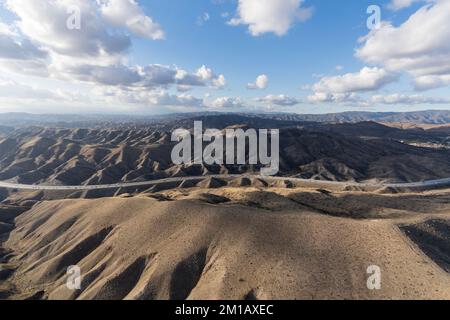 Vue aérienne de l'autoroute 14 entre Santa Clarita et Agua Dulce dans le comté de Los Angeles, Californie. Banque D'Images