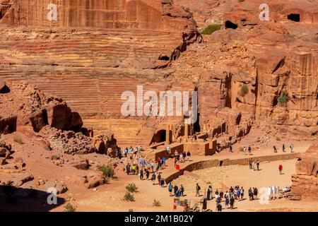 Pétra, Jordanie - 3 novembre 2022 : amphithéâtre nabatéen dans la ville antique, vue aérienne en grand angle Banque D'Images