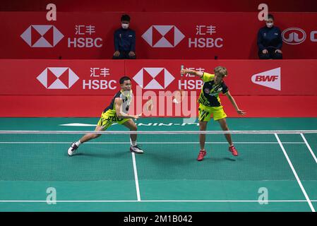 Bangkok, Thaïlande. 11th décembre 2022. Dechapol Puavaranukroh (L) et Sapsiree Taerattanachai (R) de Thaïlande jouent contre Zheng si Wei et Huang ya Qiong de Chine lors du double match de finale de Badminton Mixed dans les finales HSBC BWF World Tour 2022 au stade Nimibutr. Zheng si Wei et Huang ya Qiong ont remporté Dechapol Puavaranukroh et Sapsiree Taerattanachai 2-1 (21-19, 18-21, 21-13). Crédit : SOPA Images Limited/Alamy Live News Banque D'Images