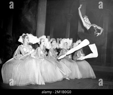 Photo du dossier datée du 15/12/1952 de ballerina Beryl Gray en plein air lors d'une répétition de robe à l'Opéra royal, Covent Garden, pour la nouvelle production de Swan Lake. Présidente et ancienne directrice artistique du Ballet national anglais Dame Beryl Gray est décédée à l'âge de 95 ans. La compagnie a confirmé la mort de Dame Beryl, qui a consacré sa vie à la forme d'art de ses débuts sur scène à 15 à être fait une dame en 2005. Date de publication : dimanche 11 décembre 2022. Banque D'Images