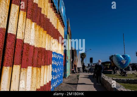 San Diego, États-Unis. 10th décembre 2022. Le mur frontalier séparant le Mexique et les États-Unis est recouvert de peintures murales du côté Tijuana de la clôture. Cette fresque représente un drapeau américain à l'envers, un symbole de détresse d'un point de vue et énumère les noms des migrants qui sont morts à travers la frontière d'un autre. Tijuana, 10 décembre 2022. (Matthew Bowler/KPBS/Sipa USA) **AUCUNE VENTE À SAN DIEGO-SAN DIEGO OUT** Credit: SIPA USA/Alay Live News Banque D'Images