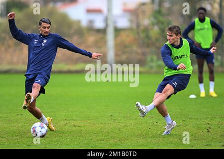 Alessio Castro-Montes de Gent et Ibrahim Salah de Gent photographiés en action lors d'une session d'entraînement au camp d'entraînement d'hiver de l'équipe belge de football de première division KAA Gent à Oliva, Espagne, dimanche 11 décembre 2022. BELGA PHOTO LUC CLAESSEN Banque D'Images