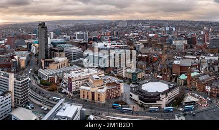 Panorama aérien du centre-ville de Sheffield au coucher du soleil avec la Tour des Arts, les jardins d'hiver et le théâtre Crucible dans le quartier des commerces Banque D'Images