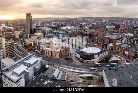 Panorama aérien du centre-ville de Sheffield au coucher du soleil avec la Tour des Arts, les jardins d'hiver et le théâtre Crucible dans le quartier des commerces Banque D'Images