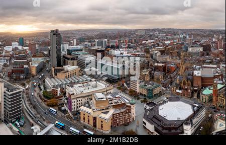 Vue aérienne sur les gratte-ciel du centre-ville de Sheffield au coucher du soleil avec la Tour des Arts, les jardins d'hiver et le théâtre Crucible dans le quartier des commerces Banque D'Images