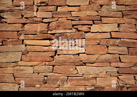 Mur de dalles. Fond de maçonnerie en pierre naturelle orange. Banque D'Images