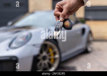 Slovénie, Ljubljana - 27 octobre 2022 : clé Porsche GT2RS argent Banque D'Images