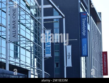 Panneaux indiquant l'hôtel et le bar au Hub dans le centre de Milton Keynes. Banque D'Images