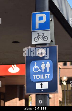 Panneaux dans le centre de Milton Keynes : toilettes, parking. Banque D'Images