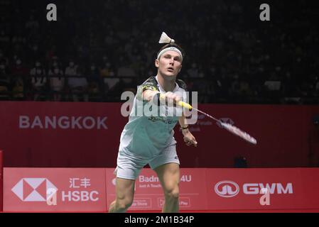 Bangkok, Thaïlande. 11th décembre 2022. Viktor Axlsen, du Danemark, joue contre Anthony Sinisuka Ganting, de l'Indonésie, lors du match de finale unique des hommes de Badminton dans les finales du World Tour HSBC BWF 2022 au stade Nimibutr. Viktor Axlsen a remporté la victoire d'Anthony Sinisuka GGinting 2-0 (21-13, 21-14). (Photo de Peerapon Boonyakiat/SOPA Images/Sipa USA) crédit: SIPA USA/Alay Live News Banque D'Images