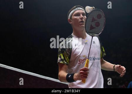 Bangkok, Thaïlande. 11th décembre 2022. Viktor Axlsen, du Danemark, joue contre Anthony Sinisuka Ganting, de l'Indonésie, lors du match de finale unique des hommes de Badminton dans les finales du World Tour HSBC BWF 2022 au stade Nimibutr. Viktor Axlsen a remporté la victoire d'Anthony Sinisuka GGinting 2-0 (21-13, 21-14). (Photo de Peerapon Boonyakiat/SOPA Images/Sipa USA) crédit: SIPA USA/Alay Live News Banque D'Images