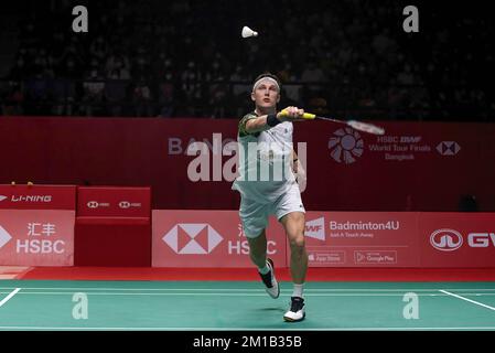 Bangkok, Thaïlande. 11th décembre 2022. Viktor Axlsen, du Danemark, joue contre Anthony Sinisuka Ganting, de l'Indonésie, lors du match de finale unique des hommes de Badminton dans les finales du World Tour HSBC BWF 2022 au stade Nimibutr. Viktor Axlsen a remporté la victoire d'Anthony Sinisuka GGinting 2-0 (21-13, 21-14). (Photo de Peerapon Boonyakiat/SOPA Images/Sipa USA) crédit: SIPA USA/Alay Live News Banque D'Images