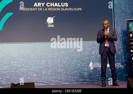 Paris, France. 10th décembre 2022. Président de la région de la Guadeloupe, Ary Chalus parle lors de la présentation des trophées de la route du Rhum au salon Nautic. Banque D'Images