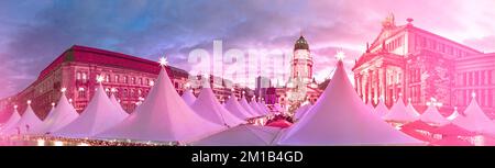 Marché de Chtristmas à Gandarmenmarkt à Berlin au coucher du soleil. Image de bannière panoramique colorée en rose et bleu. Banque D'Images