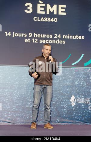 Paris, France. 10th décembre 2022. Skipper de Queguiner-Innoveo, Corentin Douguet parle lors de la présentation des trophées de la route du Rhum au salon Nautic. Banque D'Images