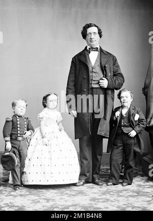 Le général Tom Thumb, Mlle Lavinia Warren et le géant, artistes de cirque Banque D'Images