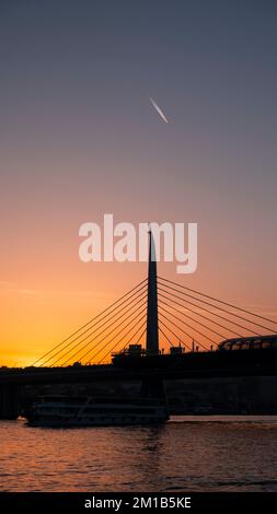 Beau coucher de soleil, Golden Hours, Pont de métro de la Corne d'Or et la vue de la Corne d'Or à Istanbul, le coucher de soleil, les oiseaux se dirigeant vers le soleil, Banque D'Images