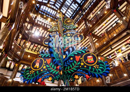 Un grand sapin de Noël suspendu au plafond à Liberty London, Royaume-Uni Banque D'Images