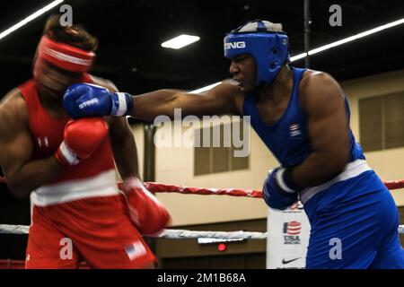 Lubbock, Texas, États-Unis. 10th décembre 2022. Action entre ALI FELIZ (rouge) de Bethel, CT et PRYCE TAYLOR (bleu) de Brooklyn dans le combat de championnat de la division Elite Male Super Heavyweight (203 livres et plus). Feliz a été déclaré vainqueur par décision. (Image de crédit : © Adam DelGiudice/ZUMA Press Wire) Banque D'Images