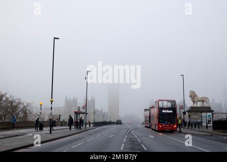 Londres, Royaume-Uni. 11th décembre 2022. Un brouillard épais est visible à Londres ce matin.le Royaume-Uni adopte un gel de l'arctique et Londres devrait avoir sa première neige de cet hiver ce soir. (Image de crédit : © Hesther ng/SOPA Images via ZUMA Press Wire) Banque D'Images