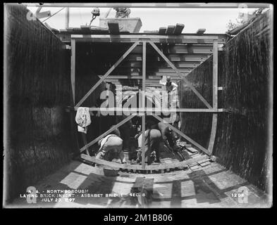 Aqueduct de Wachusett, en train de poser la brique inverse à l'extrémité ouest du pont Assabet, section 8, de l'est, Northborough, Mass., 23 juillet 1897 , travaux d'eau, aqueducs, chantiers de construction, ponts d'arche Banque D'Images