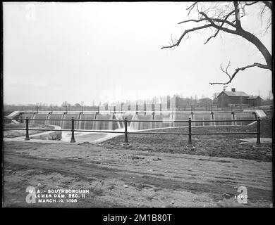 Aqueduc de Wachusett, barrage inférieur, chenal ouvert, section 11, du nord-est, Sur le côté est de la route Sawin's Mills, près de l'angle nord-ouest de la maison en pierre, Southborough, Mass., 16 mars 1898 , travaux d'eau, aqueducs, barrages, construction terminée Banque D'Images