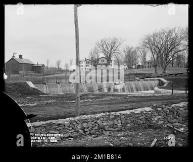 Aqueduc de Wachusett, barrage inférieur, chenal ouvert, section 11, du sud, Près du côté est de Sawin's Mills Road, Southborough, Mass., 16 mars 1898 , travaux d'eau, aqueducs, barrages, construction terminée Banque D'Images