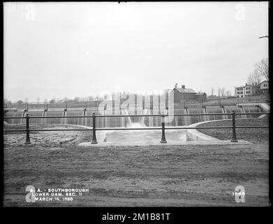 Aqueduc de Wachusett, barrage inférieur, chenal ouvert, section 11, de l'est, Au centre du pont, Sawin's Mills Road, Southborough, Mass., 16 mars, 1898 , travaux d'eau, aqueducs, barrages, construction terminée Banque D'Images