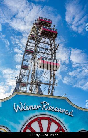 La Wiener Riesenrad ou la grande roue viennoise. La grande roue se trouve dans le parc Prater de Vienne et est l'attraction la plus populaire de l'ic Banque D'Images