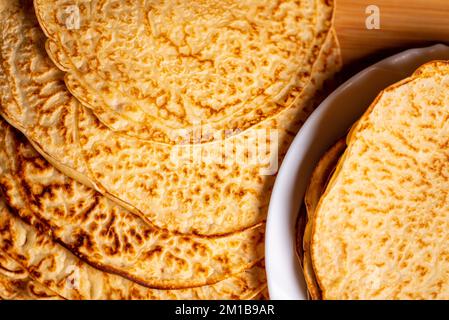 Crêpes chaudes fraîchement cuites sur une assiette blanche. Macro photographie de crêpes. Crêpe macro. Gros plan des crêpes. Petit déjeuner composé d'une pile de crêpes Banque D'Images
