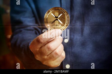 Ripple XRP crypto-monnaie d'or à la main concept abstrait Banque D'Images