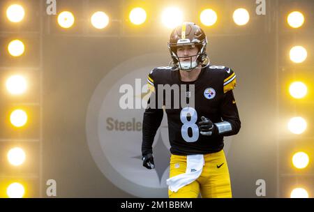 Le quarterback des Steelers de Pittsburgh Kenny Pickett (8) prend le terrain avant le début du match contre le match des Ravens de Baltimore à Pittsburgh, au stade de l'acrisure, dimanche, 11 décembre 2022 à Pittsburgh. Photo par Archie Carpenter/UPI Banque D'Images
