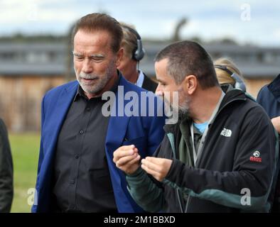 Acteur d'Hollywood, bodybuilder et ancien gouverneur de Californie (Etats-Unis) Arnold Schwarzenegger vu lors d'une visite privée à l'ancien camp de concentration allemand Auschwitz Birkenau. Après avoir visité le camp, il a visité le Centre juif de O?wi?cim, où il a rencontré un ancien prisonnier du camp, Lidia Maksymowicz. Banque D'Images