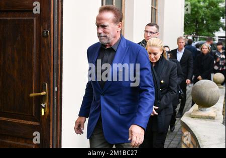 Acteur d'Hollywood, bodybuilder et ancien gouverneur de Californie (Etats-Unis) Arnold Schwarzenegger vu lors d'une visite privée à l'ancien camp de concentration allemand Auschwitz Birkenau. Après avoir visité le camp, il a visité le Centre juif de O?wi?cim, où il a rencontré un ancien prisonnier du camp, Lidia Maksymowicz. Banque D'Images