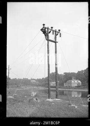 Wachusett Department, ligne de transmission de puissance Wachusett-Sudbury, fixation des isolants et des conducteurs, double pôle spécial no 328, Southborough, Mass., 28 mai 1918 , travaux nautiques, lignes électriques Banque D'Images