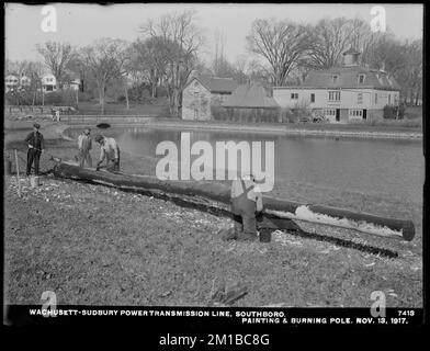 Wachusett Department, Wachusett-Sudbury POWER transmission Line, painting and Burning pole, Southborough, Mass., 13 novembre 1917, travaux d'eau, lignes électriques, chantiers de construction Banque D'Images