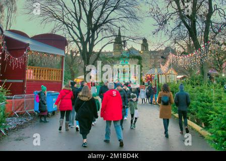 Édimbourg, Écosse, Royaume-Uni 11h décembre 2022. Les foires de Noël nocturnes d'Édimbourg ont vu les touristes et les habitants s'y affluer. La foire à la base du château à côté de la fontaine est un joyau caché crédit Gerard Ferry/Alay Live News Banque D'Images