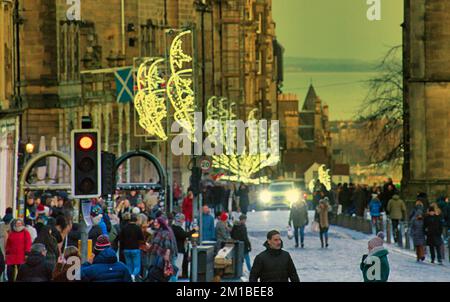 Édimbourg, Écosse, Royaume-Uni 11h décembre 2022. Les foires de Noël nocturnes d'Édimbourg ont vu les touristes et les habitants s'y affluer. Les touristes continuent de se flailler sur le Royal Mile pour son ambiance de noël. Crédit Gerard Ferry/Alay Live News Banque D'Images