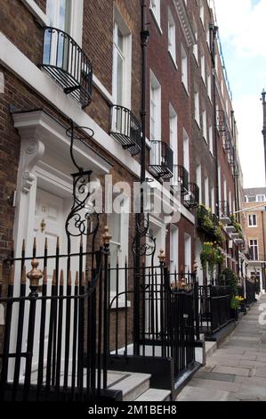 Maisons de style géorgien, Chesterfield Street, Mayfair, Westminster, Londres, ROYAUME-UNI Banque D'Images